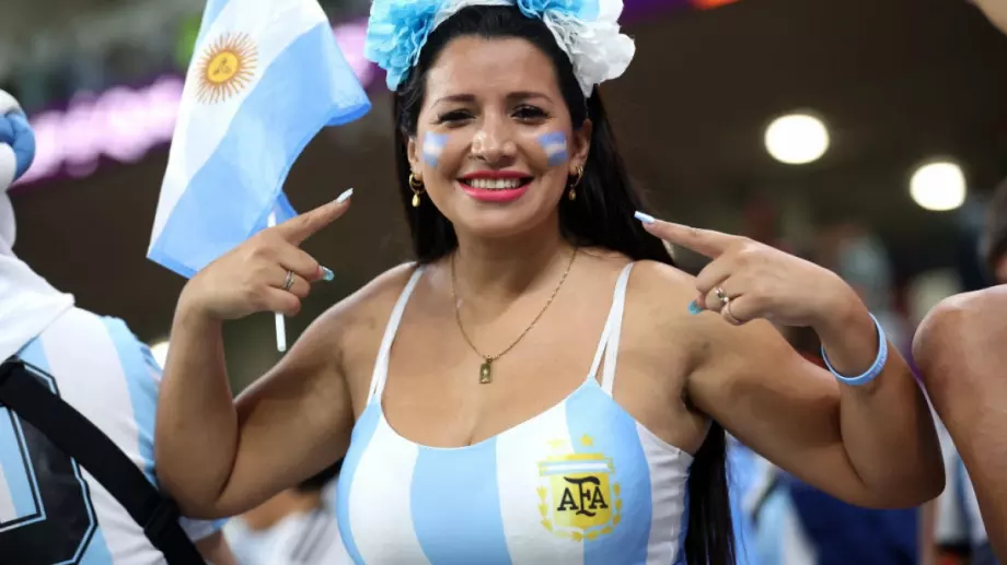 Аржентинки сбъднаха мъжките фантазии на стадиона и отмъкнаха фокуса от финала на Световното (СНИМКИ)