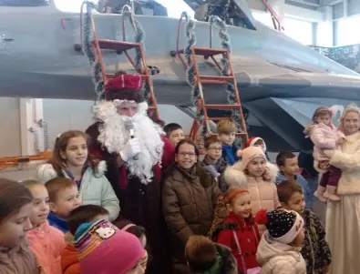 Дядо Коледа пристигна на авиобаза 