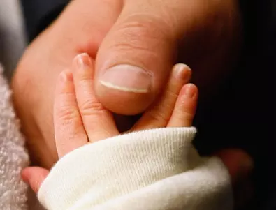 Майките на разменените бебета родили преди цели 3 месеца, здравният министър разбрал днес от медиите