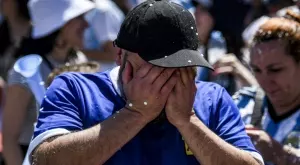 Трогателно! Фенове на Аржентина разплакаха от щастие бездомен човек (ВИДЕО)