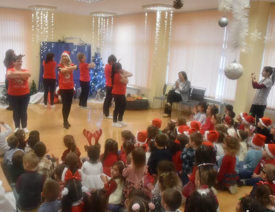 Кметът на Ловеч зарадва децата с подаръци в една ясла и в две детски градини