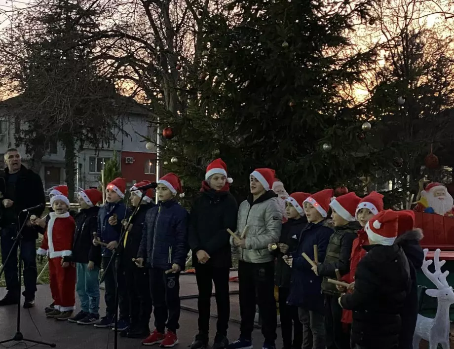 Запалени бяха светлините на коледната елха в Стамболийски