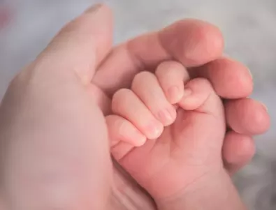 Случаят с разменените бебета: Прецедент, който ще доведе до проверки в родилните отделения в страната