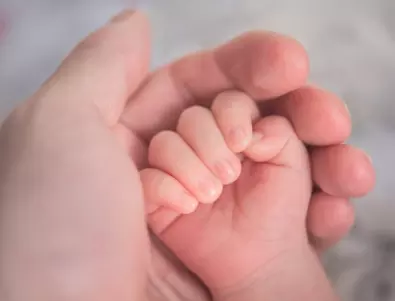 Родено е първото в света бебе, заченато инвитро