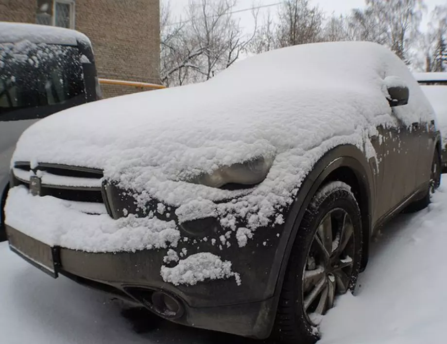Защо колата не трябва да се оставя затрупана със сняг, дори ако не се кара?