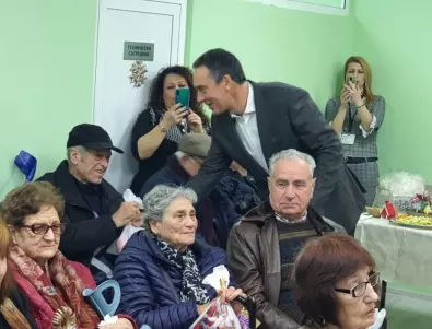 Социалният патронаж в Бургас зарадва възрастните хора с подаръци