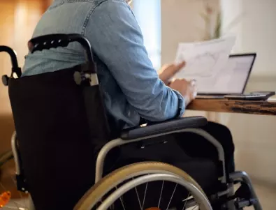 Хора с увреждания подават заявления в община Бургас само с поглед