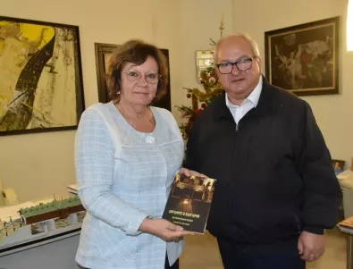 Зарадваха кмета на Ловеч с книгата „Органите в България. Исторически обзор“