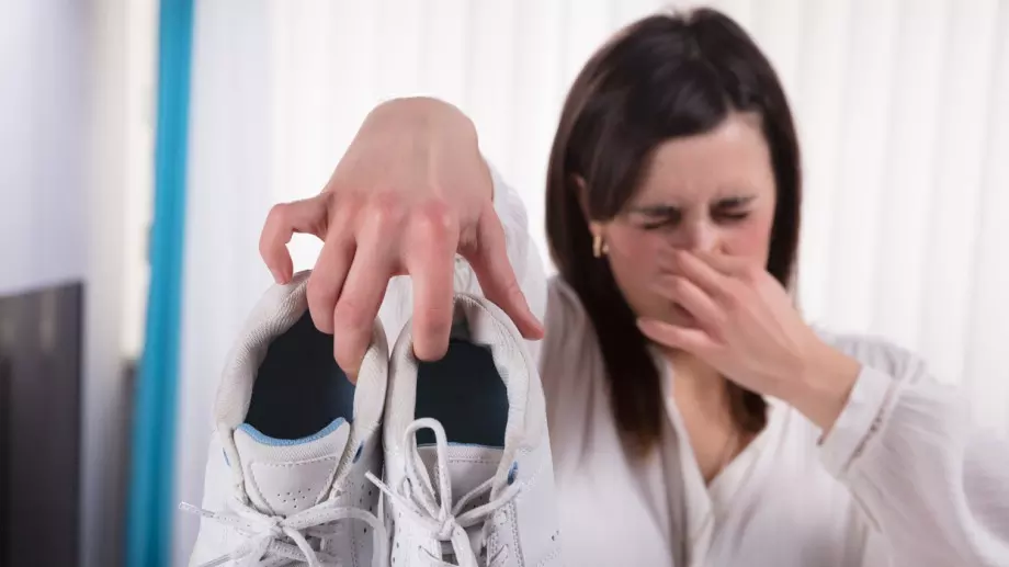 Хитър трик за премахване на лошата миризма на пот от обувките