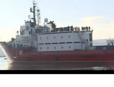 Българският кораб към Антарктида се натъкна на лодка на мигранти