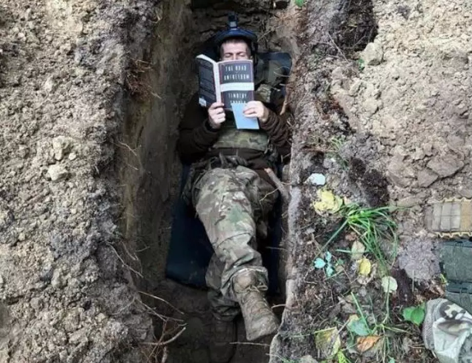 Снимка на украински войник, четящ книга в окоп, трогна света (СНИМКА)