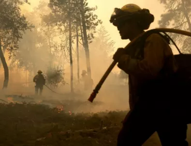 Български пожарникари в борба с огнената стихия на остров Корфу