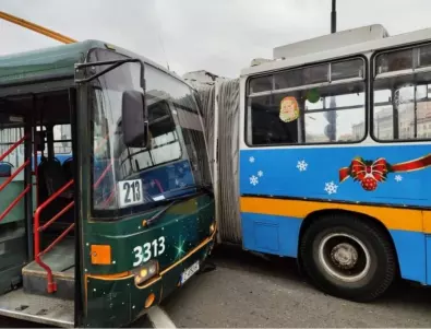 Удар между тролей и автобус затруднява движението при Лъвов мост