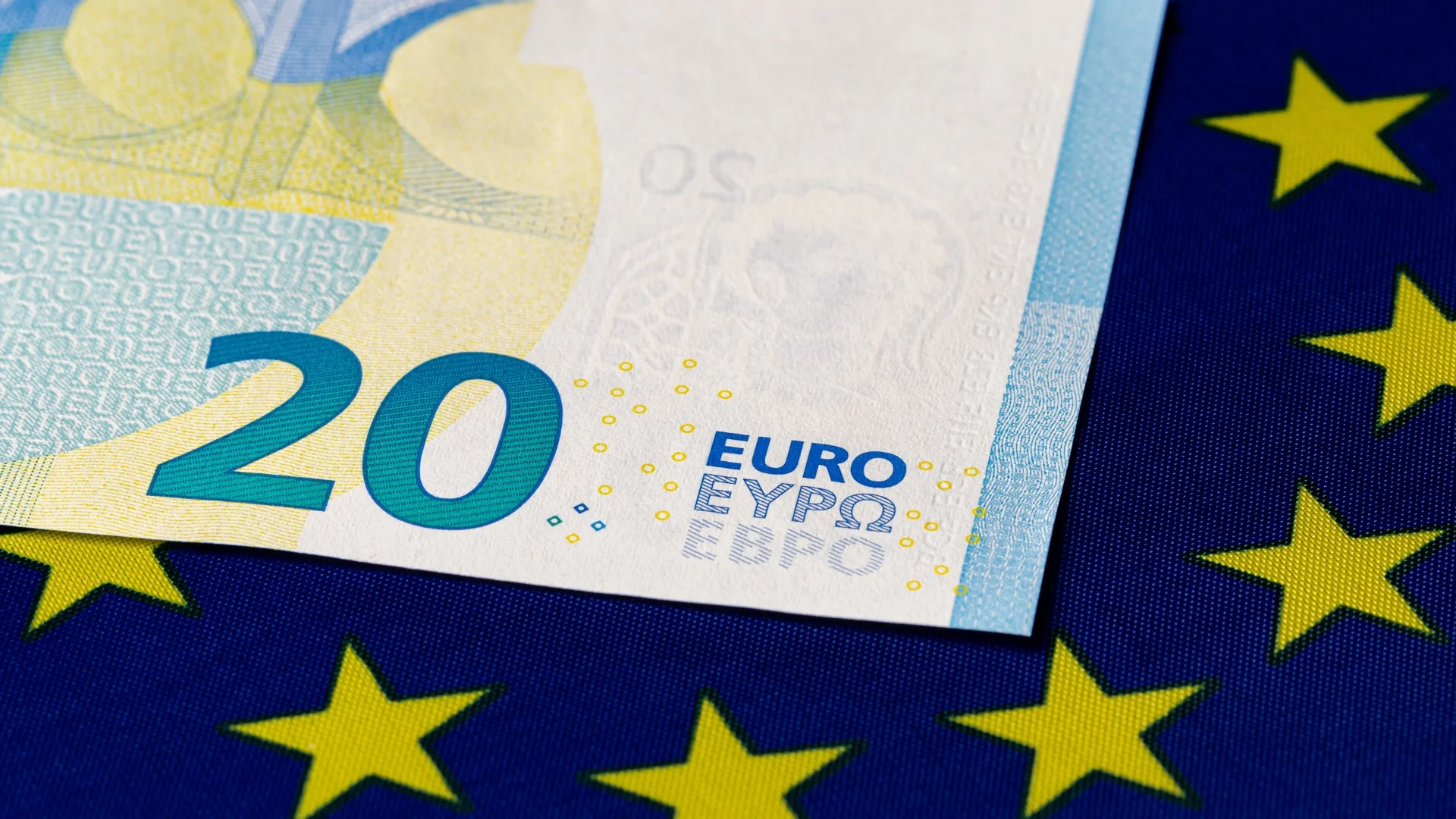 Еврото се опитва да не потъне, натиснато от силния долар