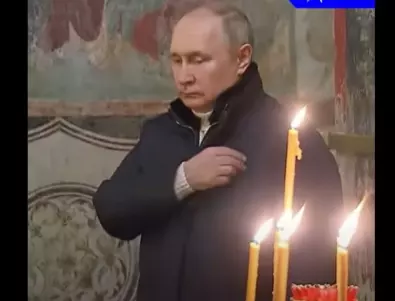 Самотен: ​​Путин присъства на коледната служба в Москва единствено със свещеник (ВИДЕО)
