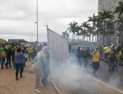 Полудели демонстранти пребиха полицай - фрагмент от протестите в Бразилия (ВИДЕО)