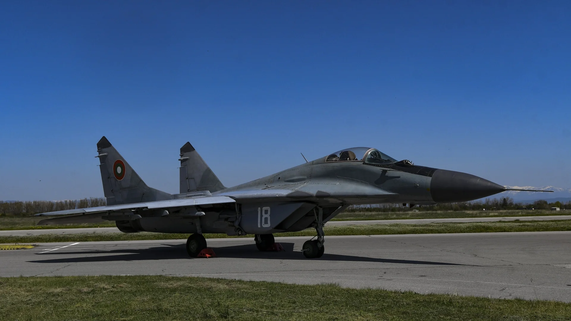 На 250 м височина с 600 км/ч: Изтребители МиГ-29 прелетяха над София