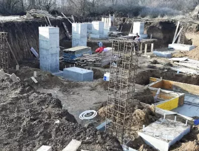 Кметът на Тутракан провери как строят новия мемориален комплекс