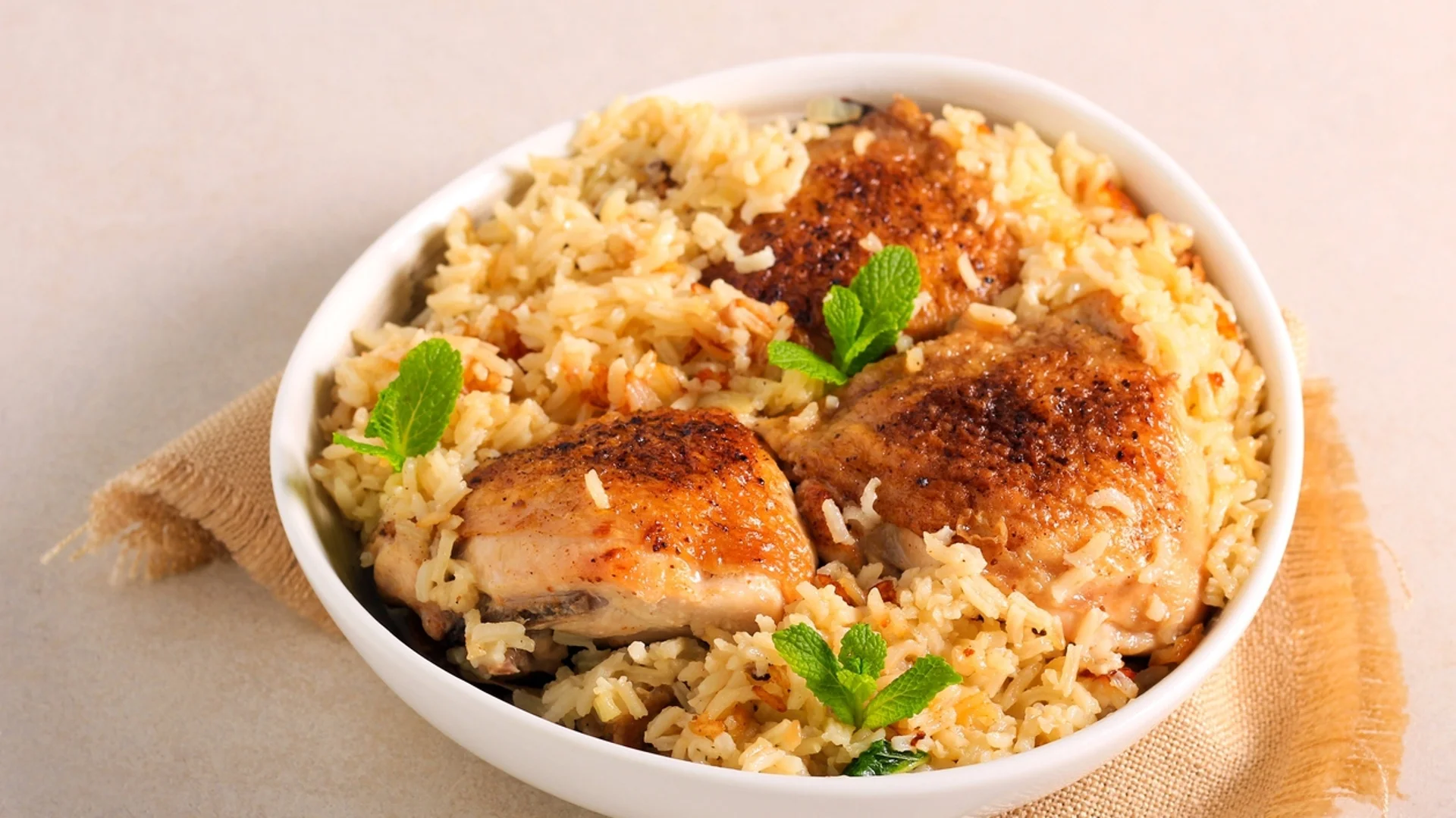 Сочни пилешки бутчета с ориз на фурна 