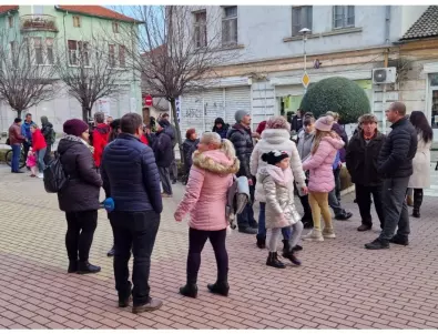 Протестиращи блокираха движението по пътя между казанлъшките села Бузовград и Розово