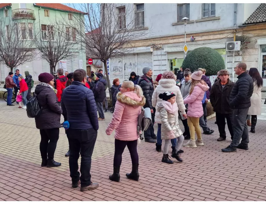 Протестиращи блокираха движението по пътя между казанлъшките села Бузовград и Розово