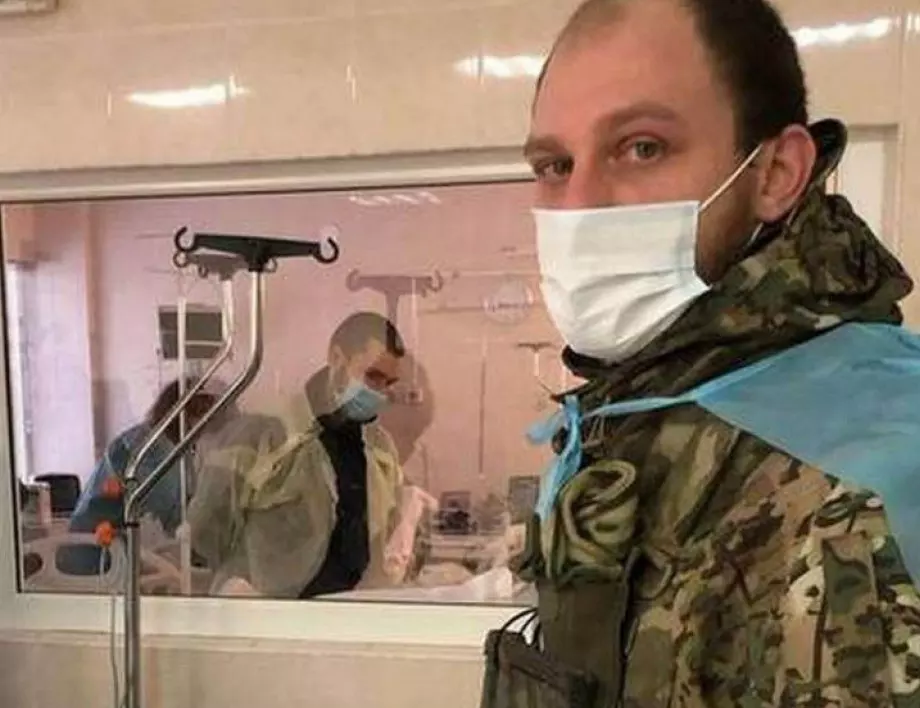 Размахвала кърпа с часове: Боец на фронта научи от видео как майка му е оцеляла в Днипро (СНИМКИ)