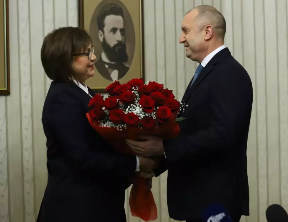 Радев връчи третия мандат и букет рози на Нинова (ВИДЕО)