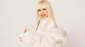 Лили Иванова показа купата и призна за подаръка от Тити Папазов (СНИМКА)