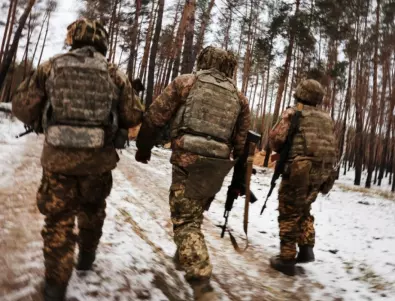 ВИДЕО: Украински военни оказват първа помощ на ранен руски войник