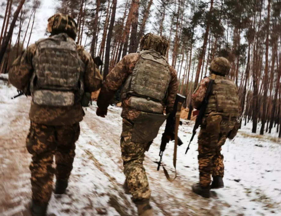 ВИДЕО: Украински военни оказват първа помощ на ранен руски войник