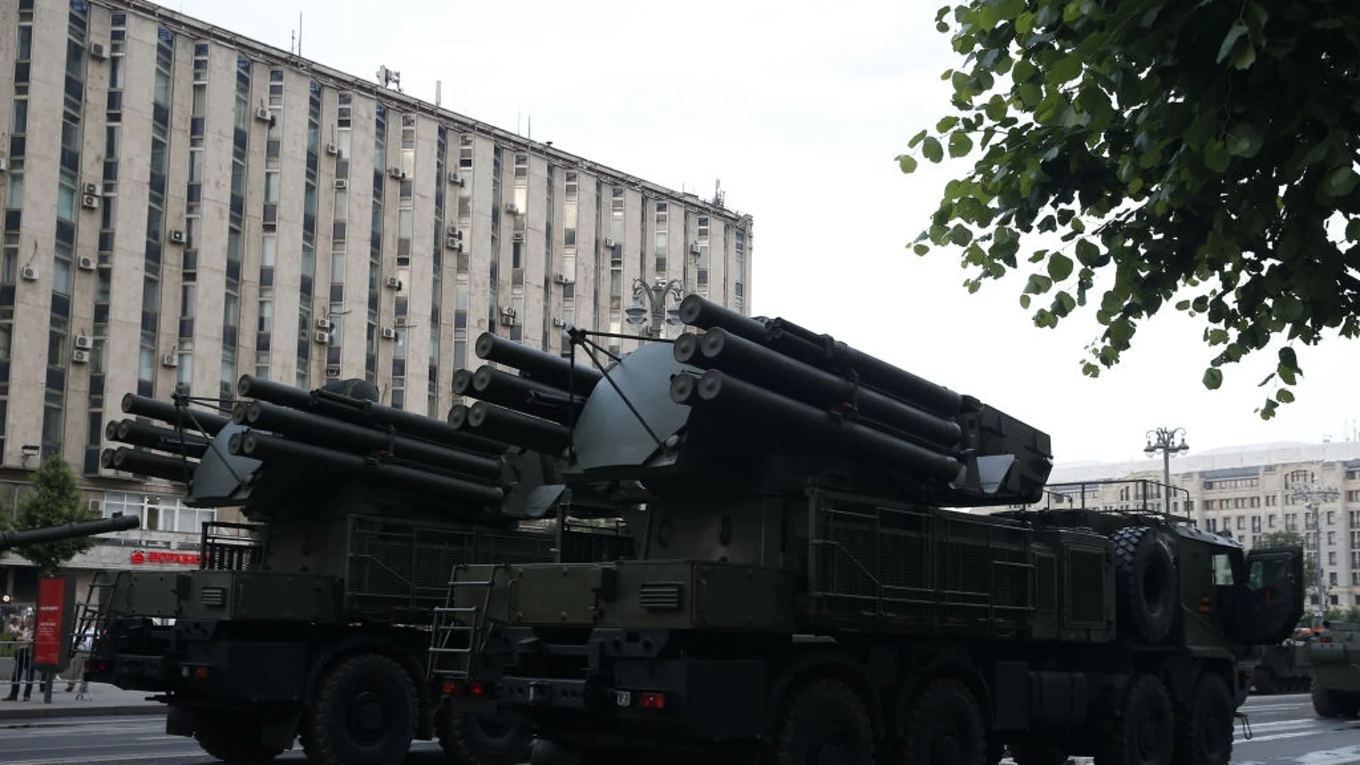 Китайски и руски ракети срещу Косово: Сърбия действа, предупреждава Курти (ВИДЕО)