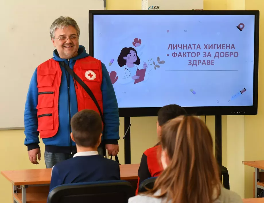 Основни знания и умения, свързани с хигиената и ваксините, и 150 хигиенни пакети получиха ученици от село Скравена