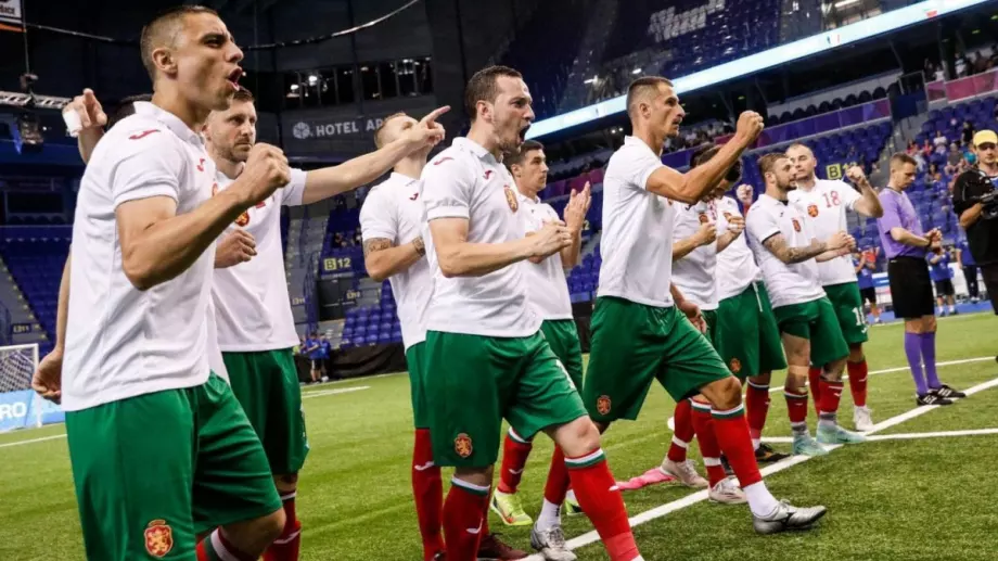 Като герои: Националите по мини футбол бяха посрещнати в България подобаващо (ВИДЕО)