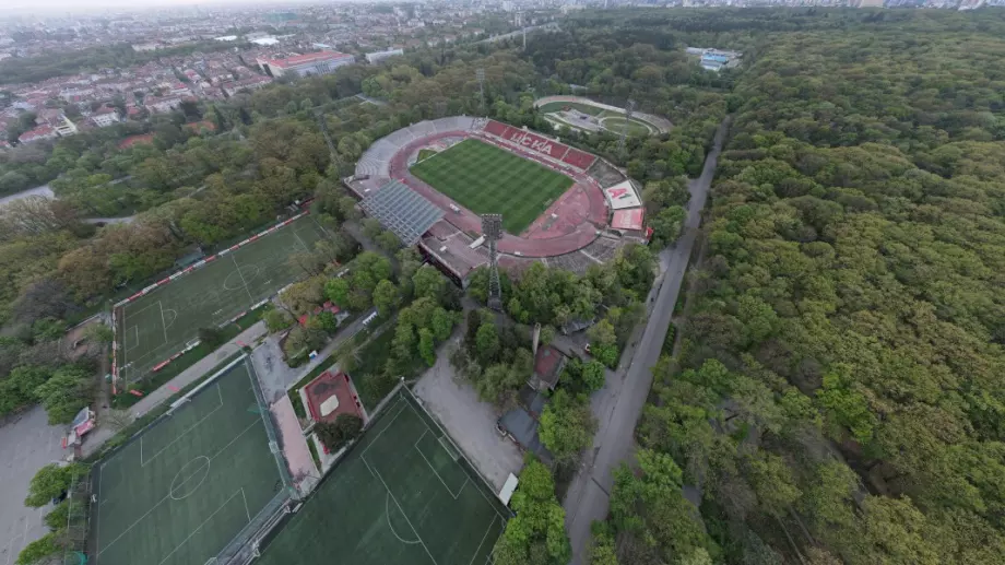 Разчистването на стадион "Българска армия" започва с тренировъчните игрища - талантите вече се сбогуваха