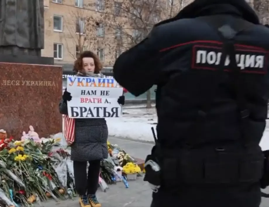 В Москва: Милиция щом казваш, че Украйна не е враг, изложба за крайцера "Москва" е хит в Лвов (ВИДЕО)