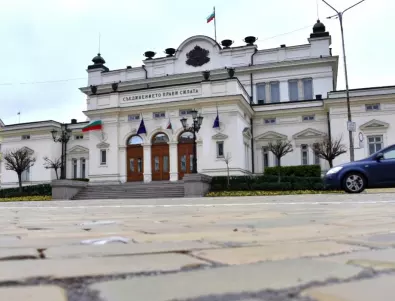 Осветяват и сградата на парламента с цветовете на Украйна