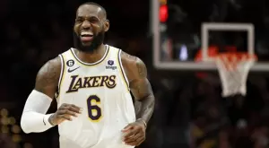 НБА: ЛеБрон Джеймс герой за ЛА Лейкърс, Кайри Ървинг се разигра срещу Голдън Стейт (ВИДЕО)