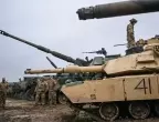 Украински военни нарекоха фейк информацията, че са изтеглили танковете 
