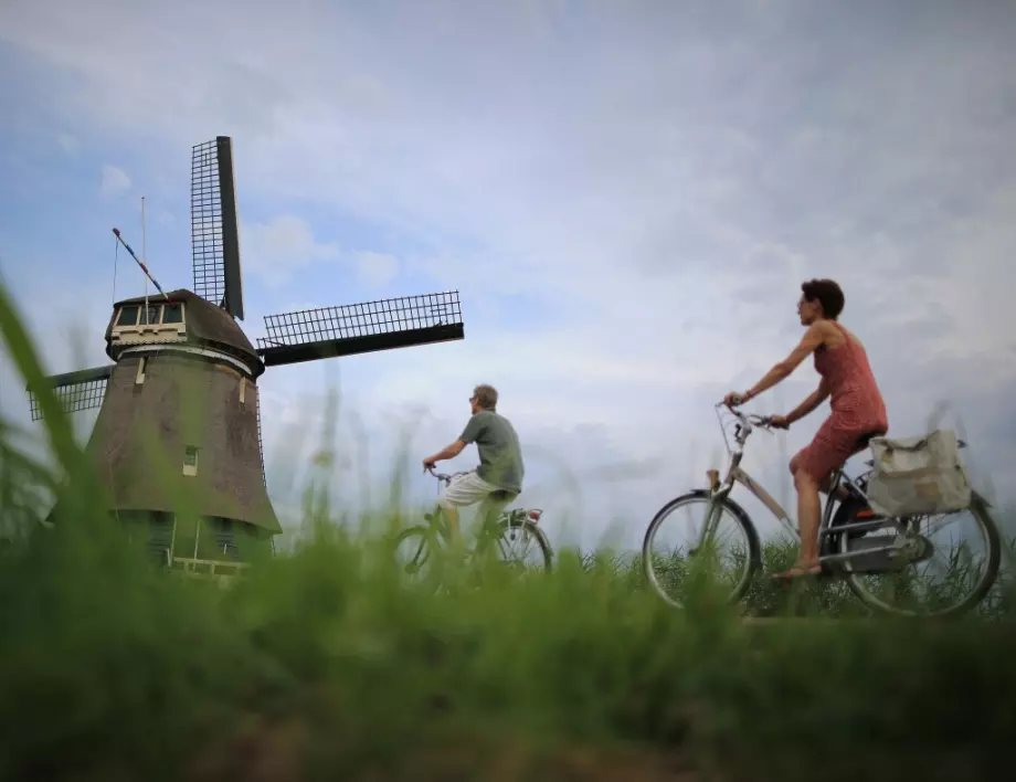 Уникален подводен паркинг за велосипеди отваря врати в Амстердам (ВИДЕО)