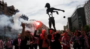 Брутално: Фенове на Атлетико "обесиха" кукла на Винисиус на мост в Мадрид (СНИМКА)