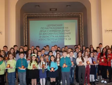 Кметът на Русе награди над 100 деца с изявени дарби