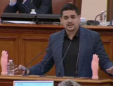 Скандал в парламента: Депутат от ГЕРБ получи пластмасови 