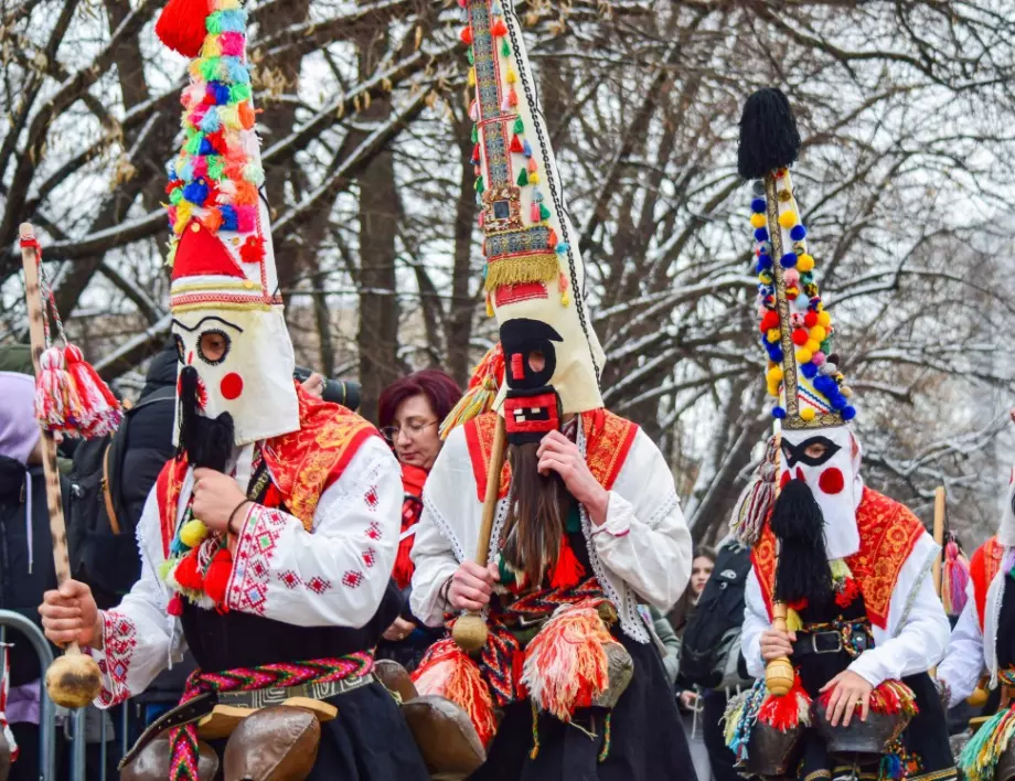 Начало на "Сурва": Рекорден брой участници в най-големия маскараден фестивал в Европа (СНИМКИ и ВИДЕО)