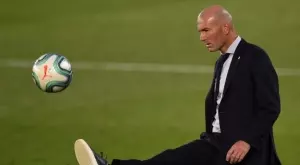 51-годишният Зинедин Зидан още го може - очарова 32 000 зрители с техника (ВИДЕО)