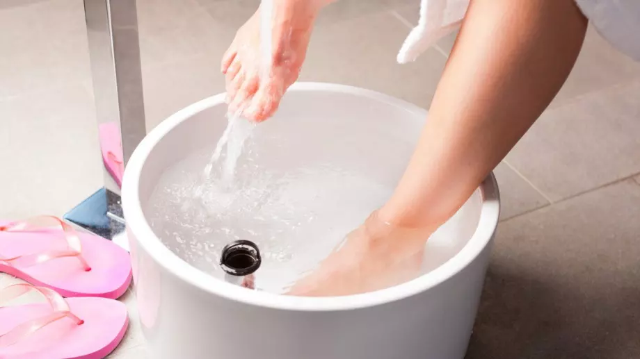 Помага ли накисването на краката в гореща вода?