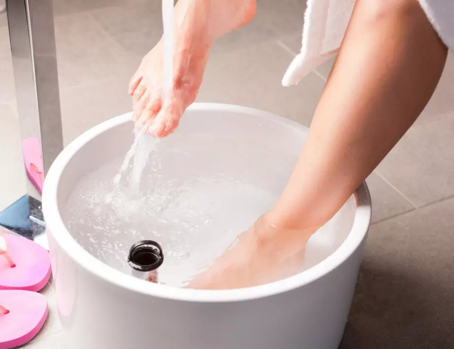 Помага ли накисването на краката в гореща вода?