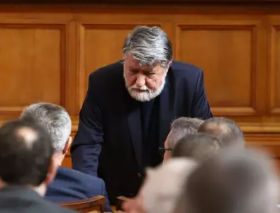 Няма депозирани оставки от Вежди Рашидов, а парламентът може да го освободи като депутат през есента