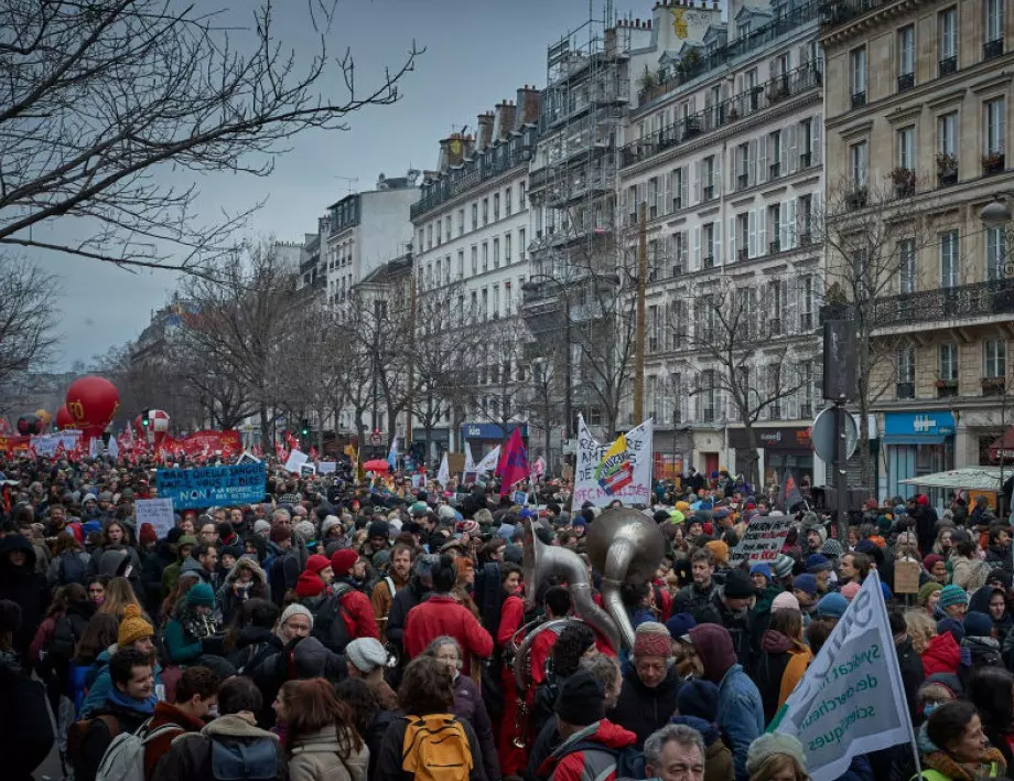 Безредици в Париж заради пенсионната реформа на Макрон (ВИДЕО)