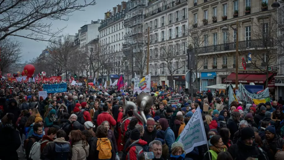 Протестиращите французи подпалиха кметството в Бордо (ВИДЕО)