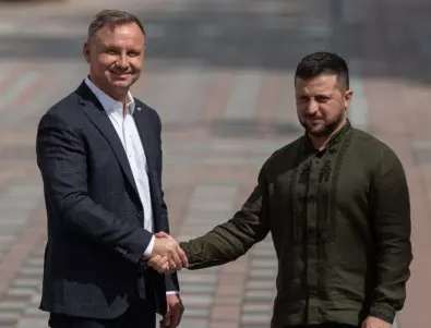 Зеленски пристигна в Полша с делегация министри